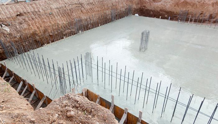 En una obra se está construyendo una base de hormigón para una casa.