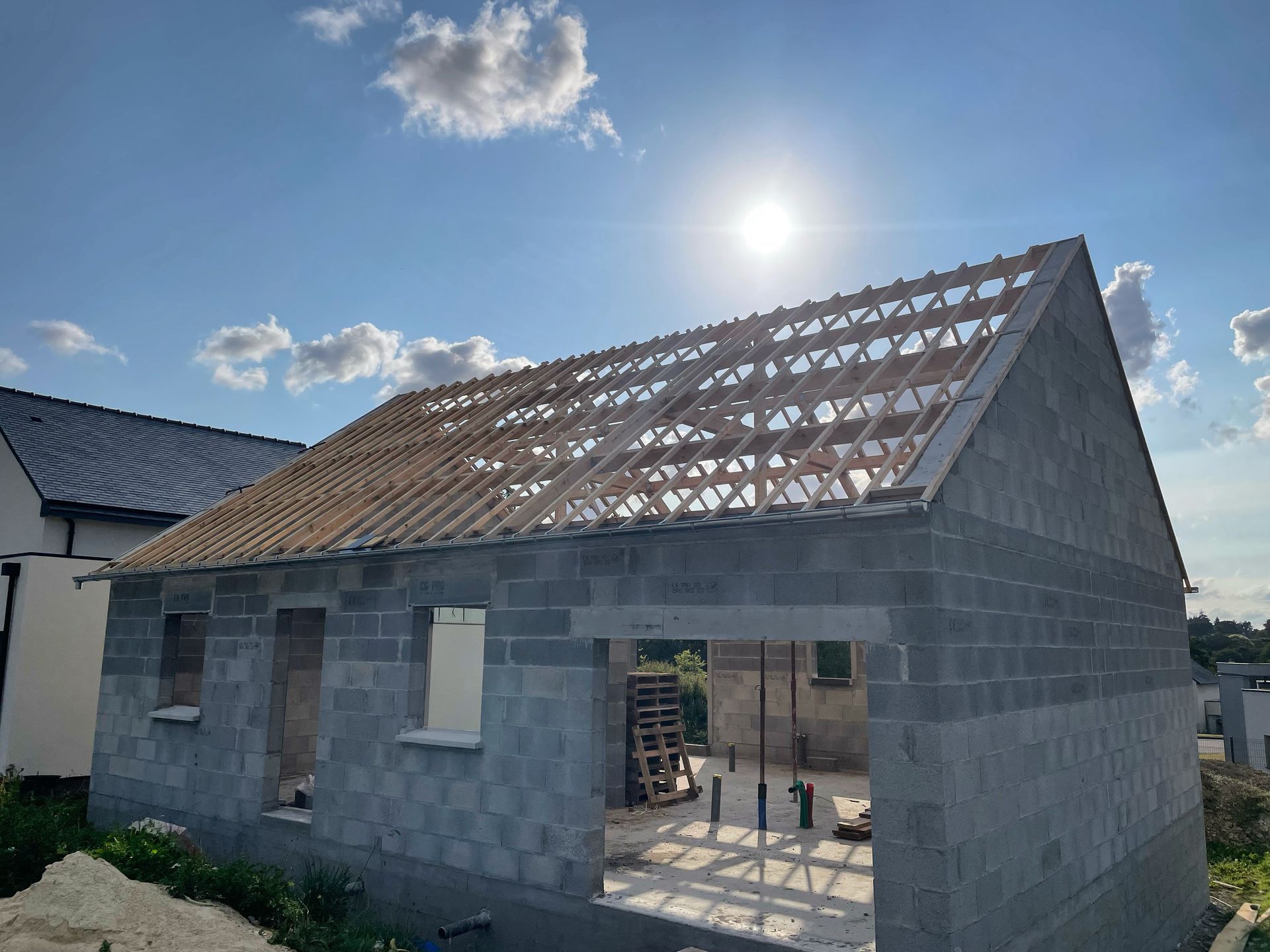 Vue extérieure d'une charpente en pleine construction