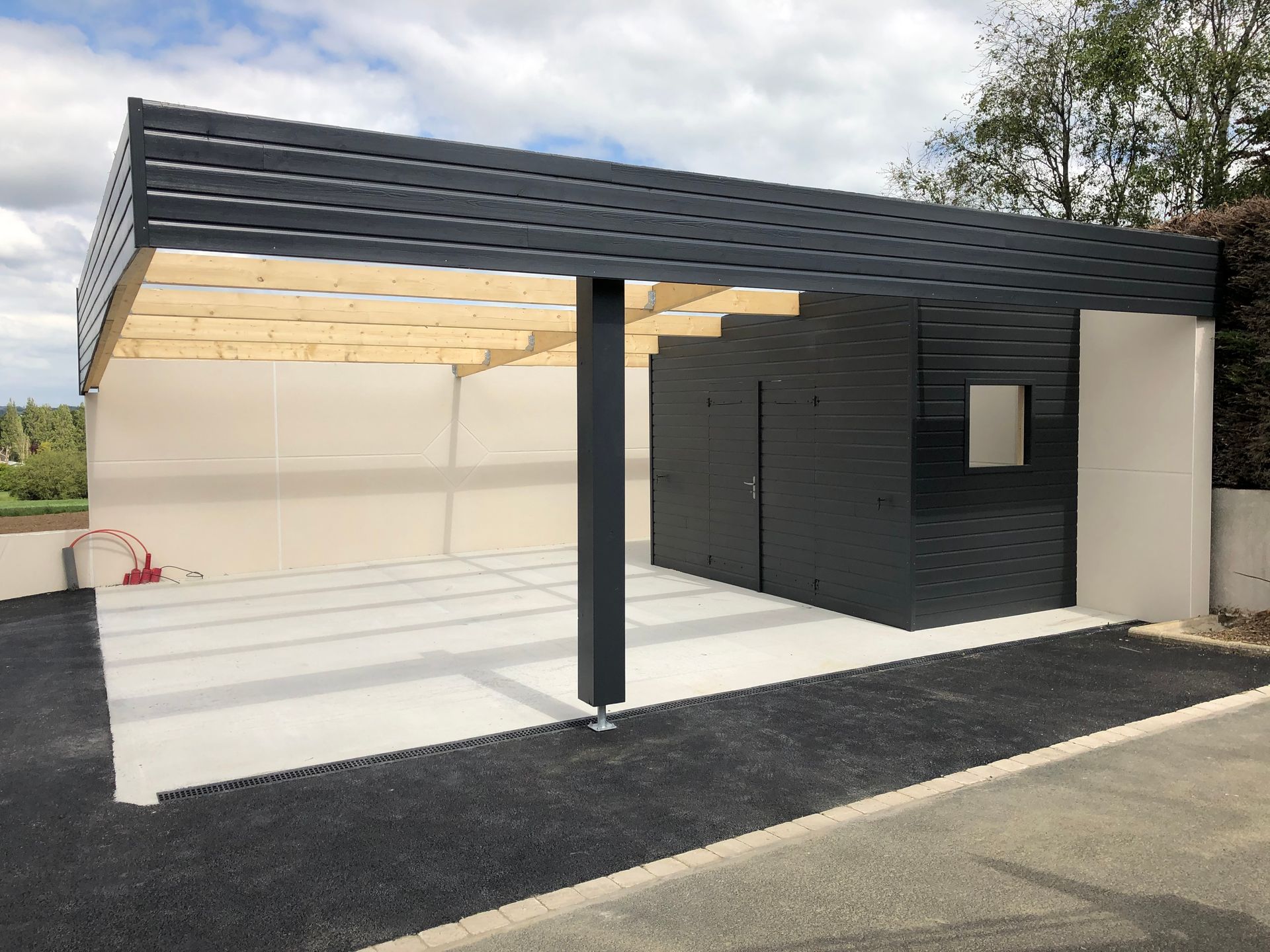 Pergola et espace garage devant une habitation