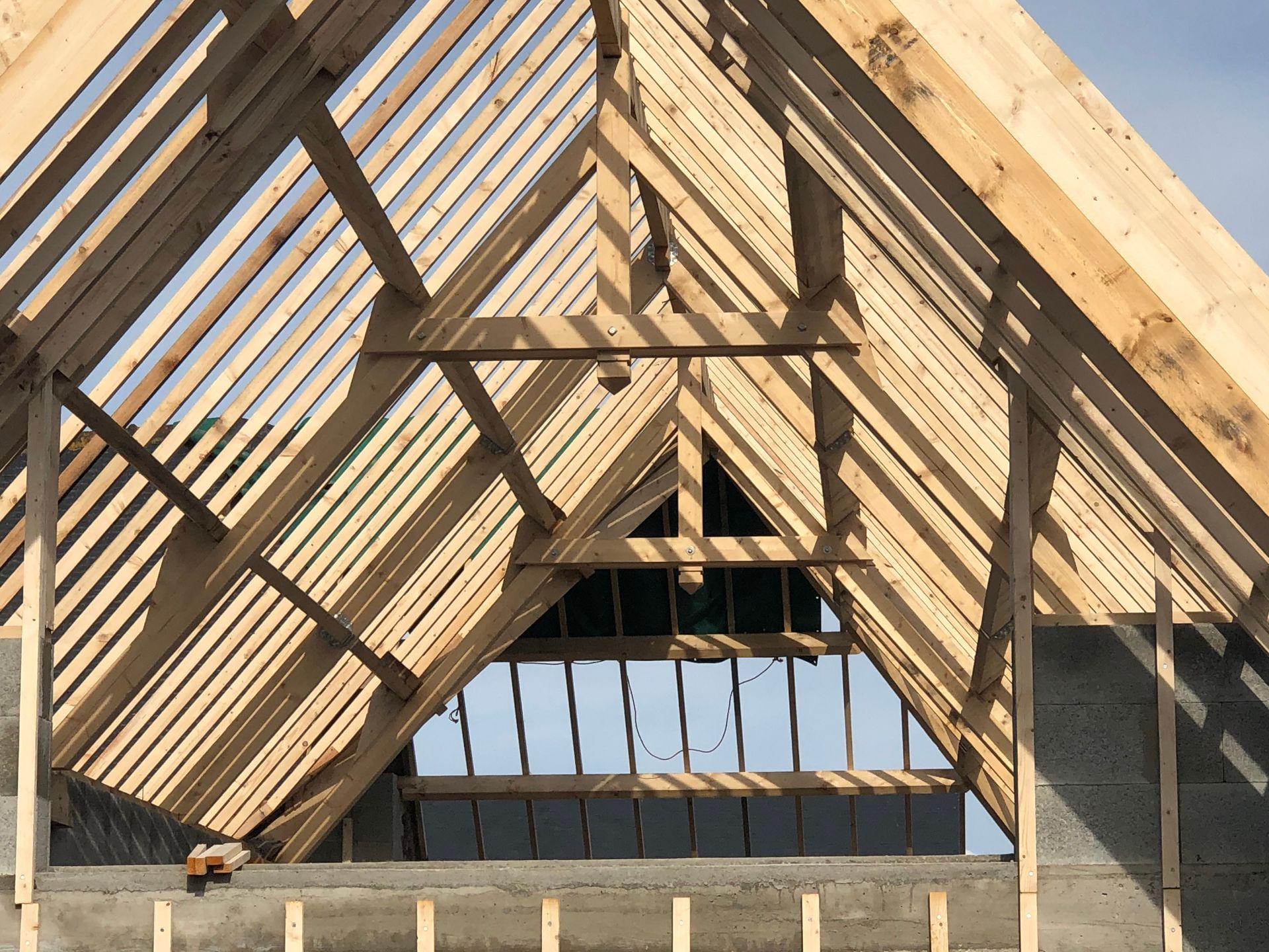 Charpente et structure d'un toit en bois