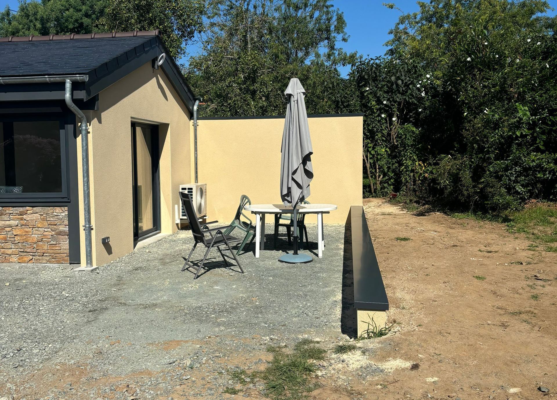 Portail et clôture pleine devant une maison