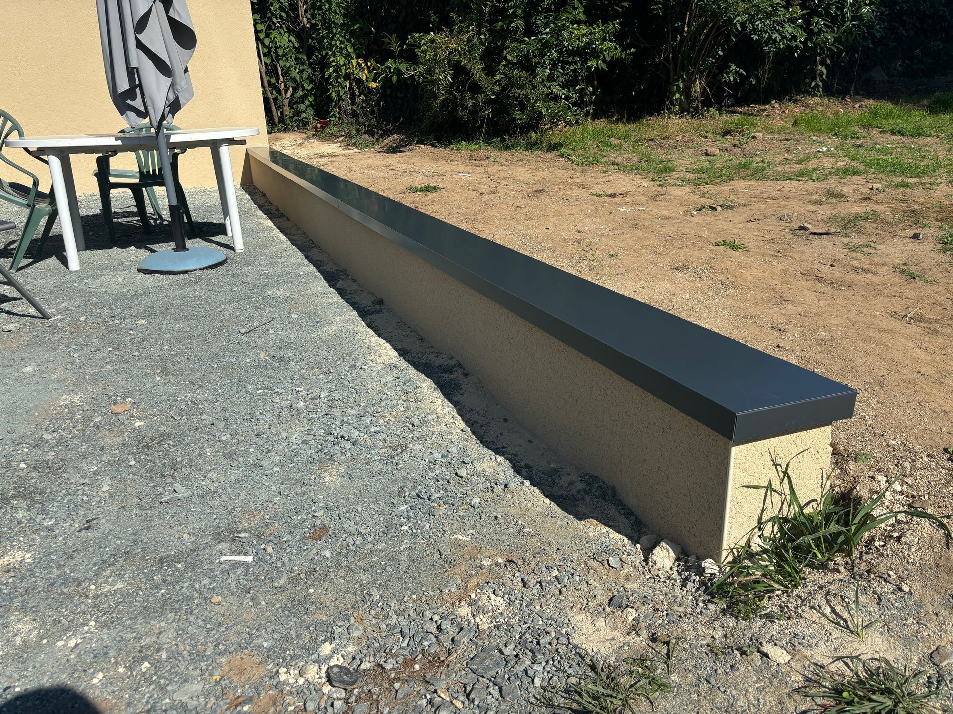 Petite maçonnerie avec un muret dans un jardin