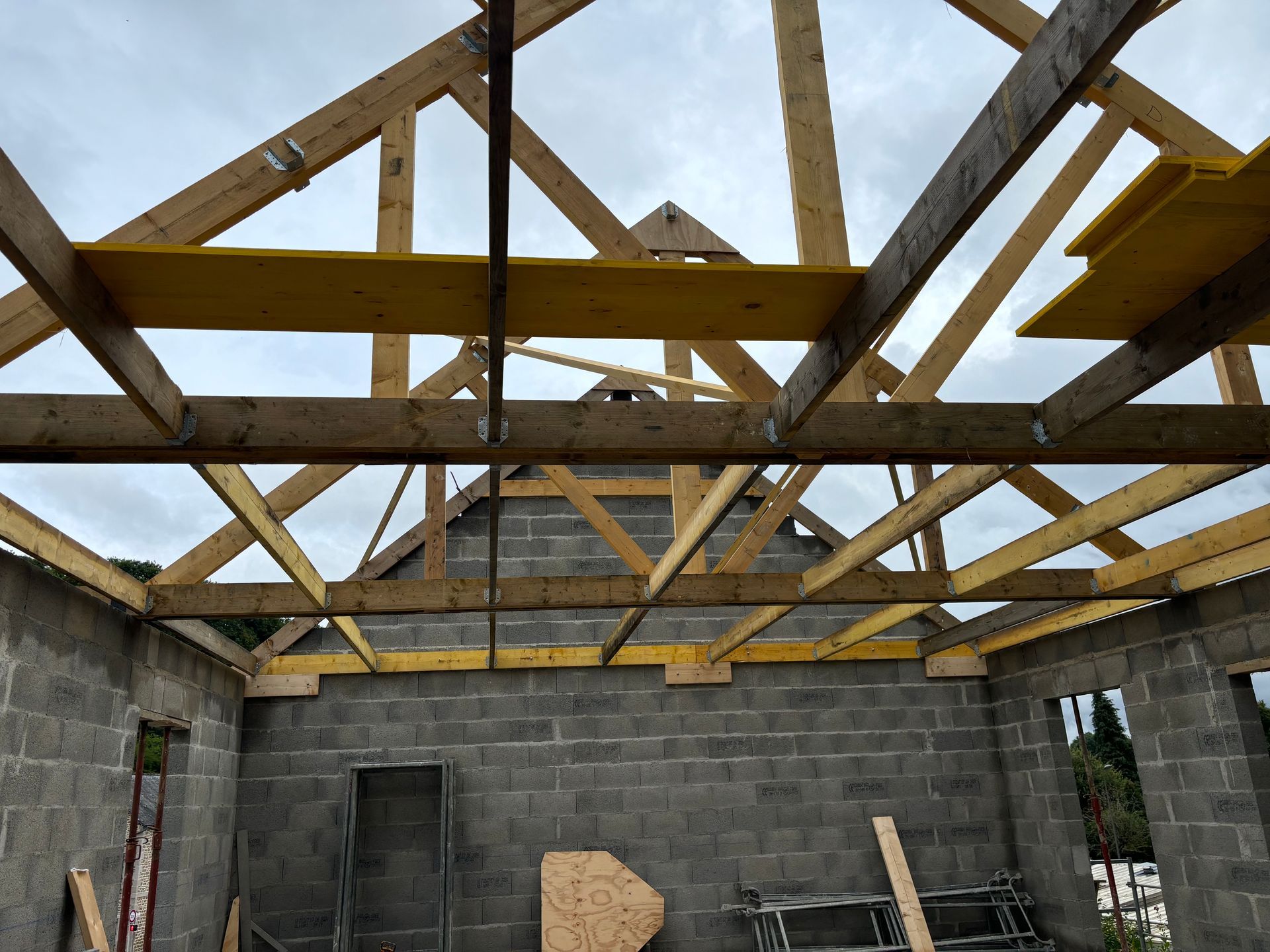 Poutres d'une charpente créant la structure du toit