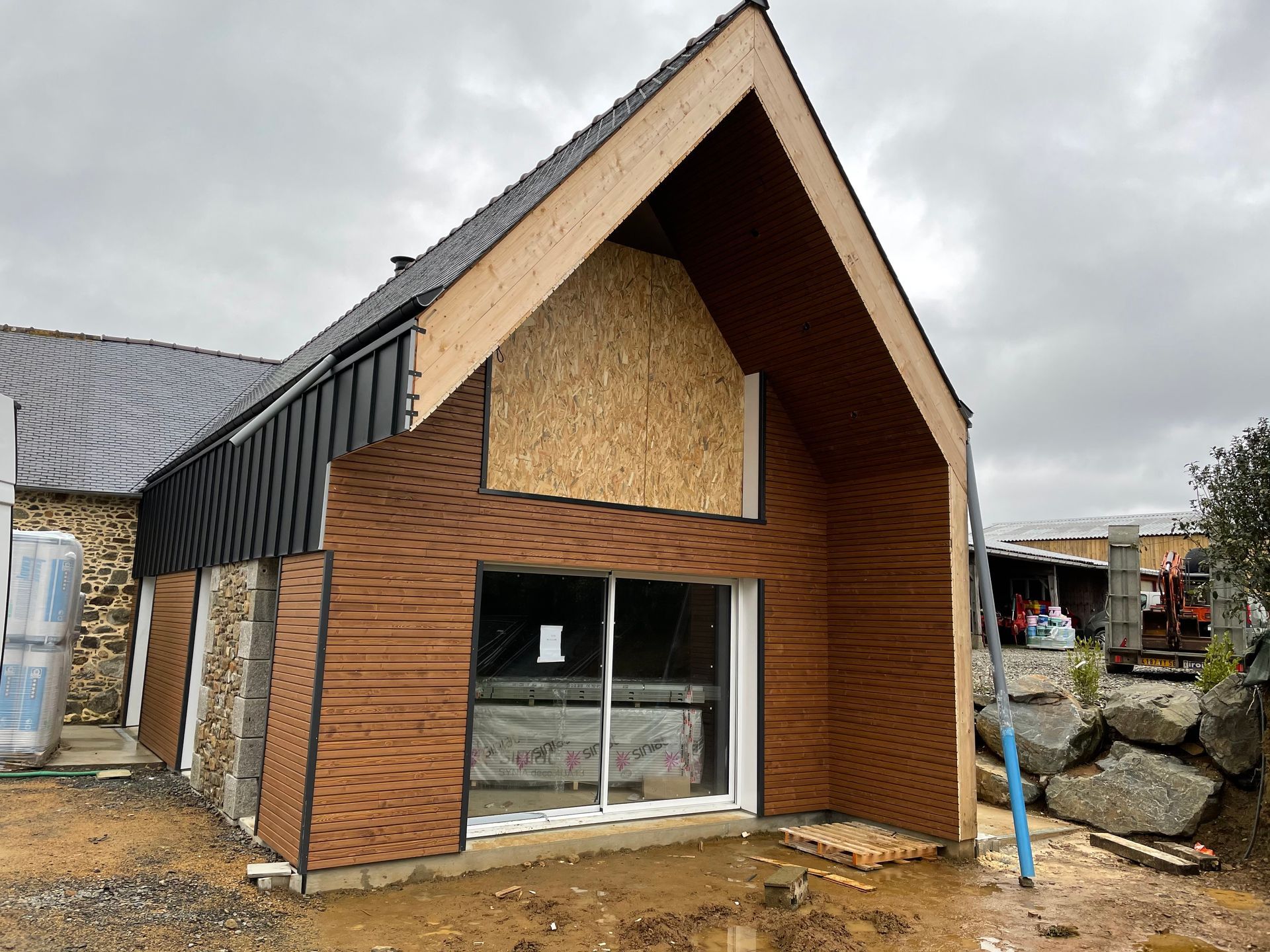 Bardage extérieur en bois avec baie vitrée