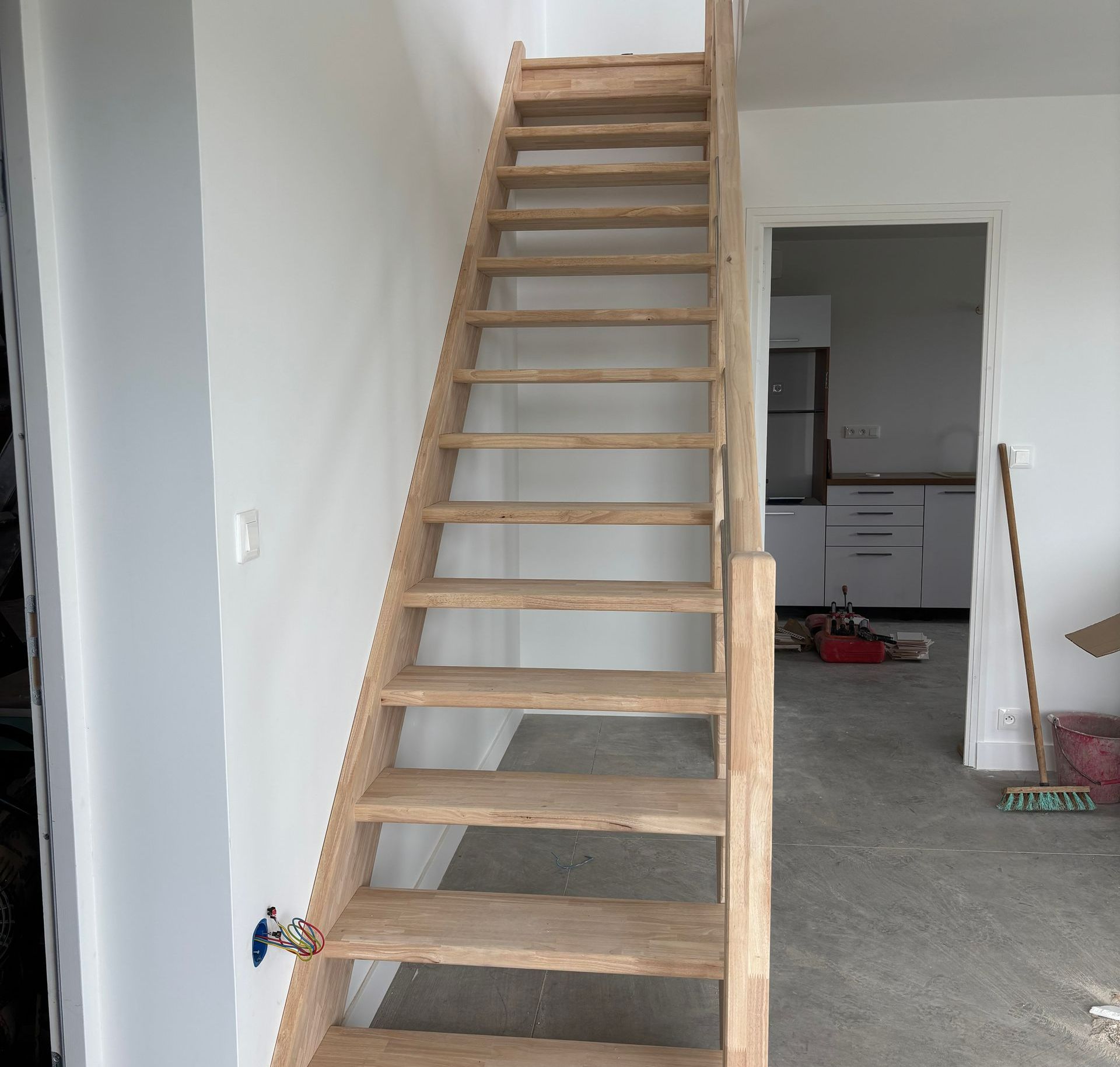 Escalier en bois dans une habitation neuve