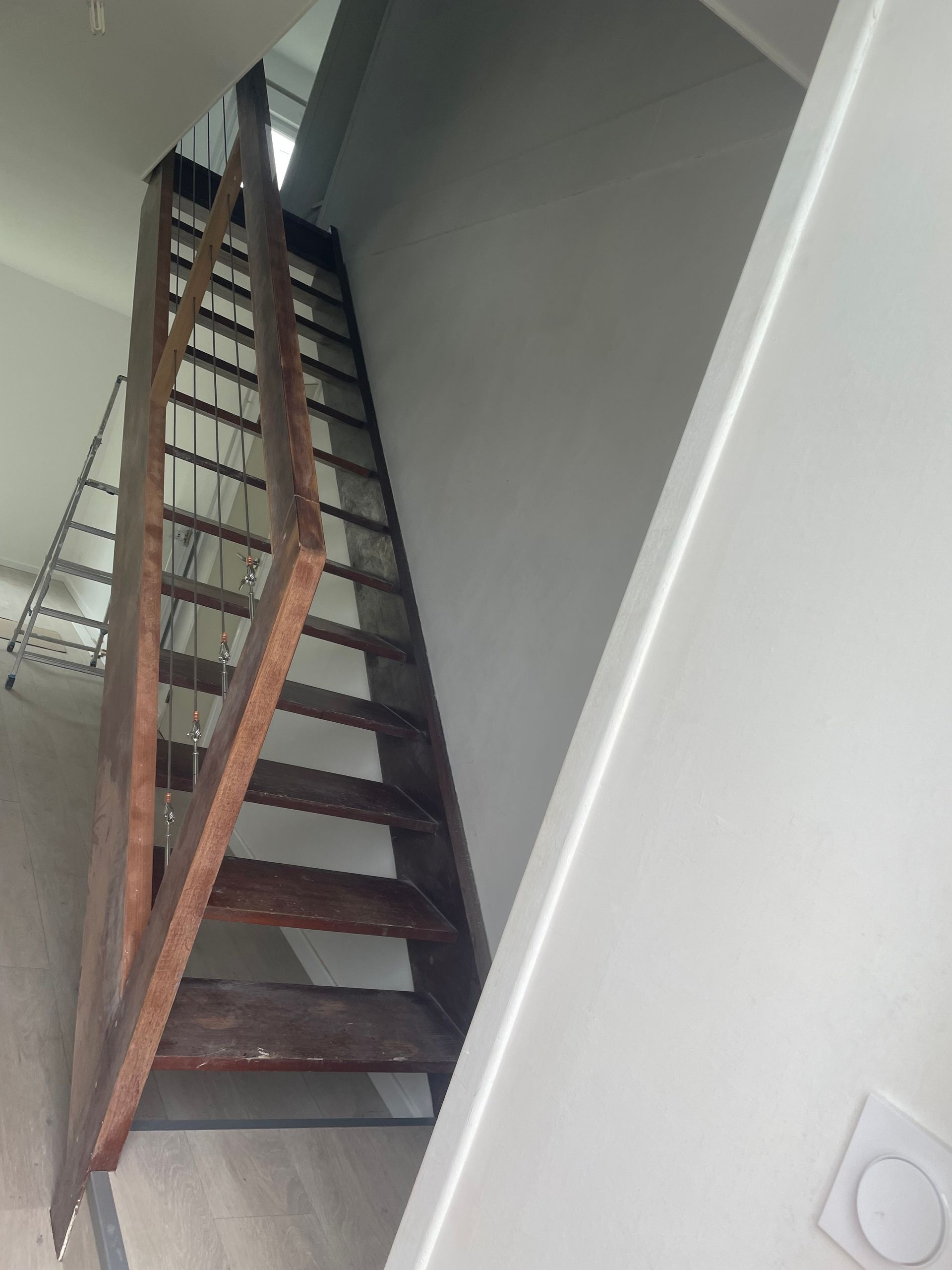 Escalier en bois avec rambarde et garde-corps vue de face