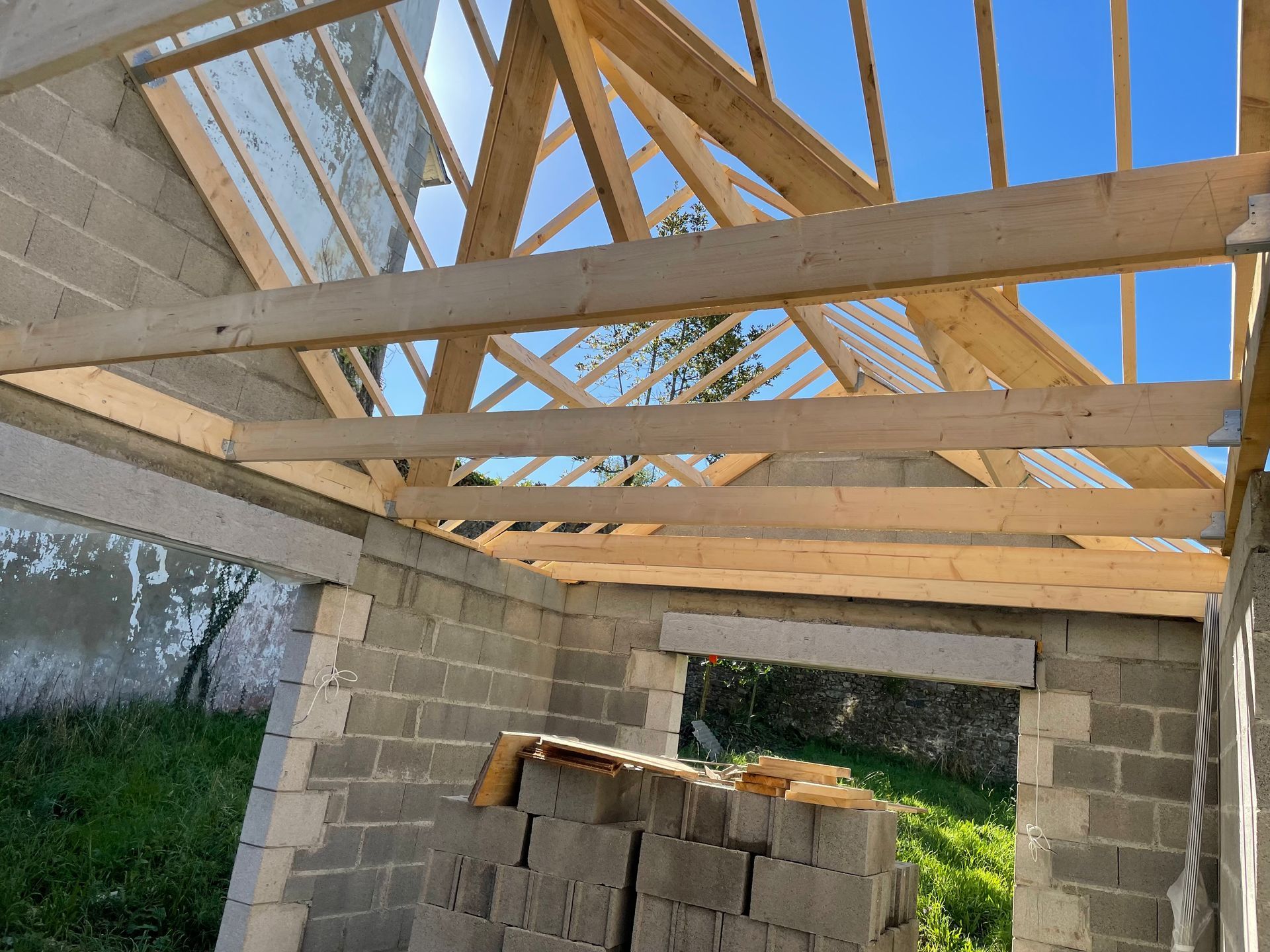 Construction d'une charpente en bois vue d'en dessous