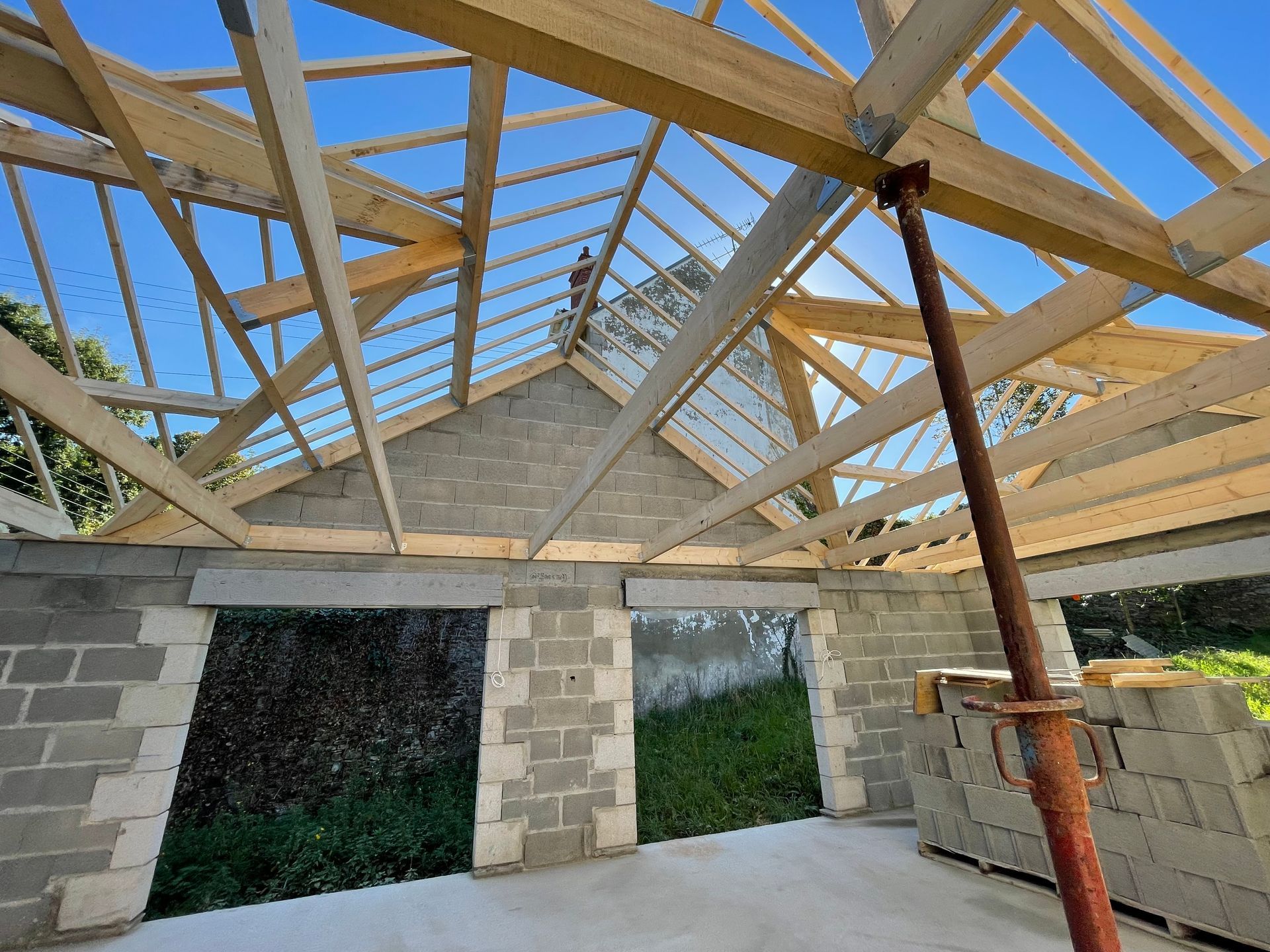 Menuiserie avec charpente soutenue par un renfort en acier