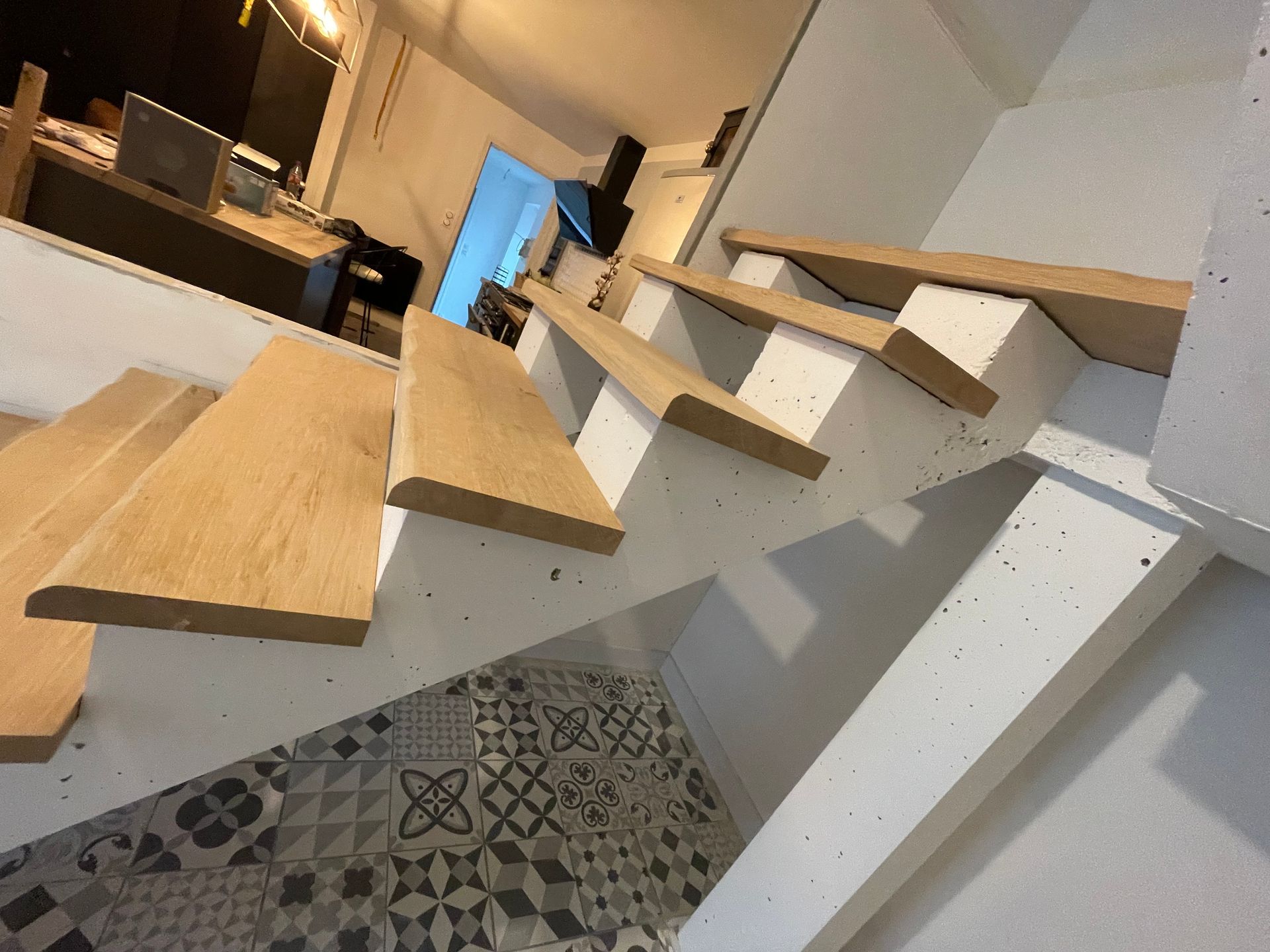 Double escalier avec marches en bois vue de près