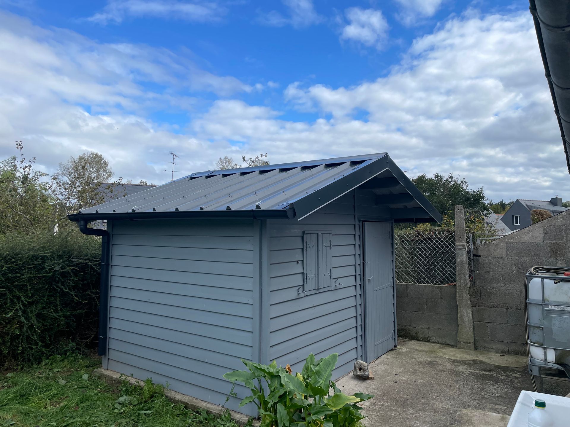Cabane de jardin grise