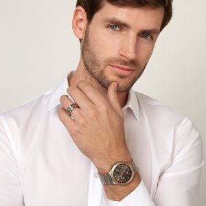 Mann trägt Armbanduhr und Ring von Bering