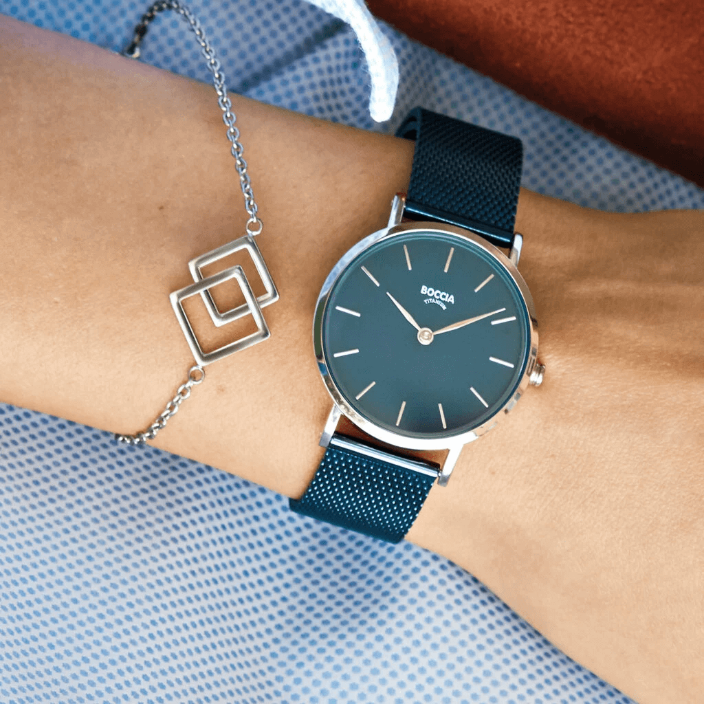 Frau trägt Armbanduhr und Armband von Boccia
