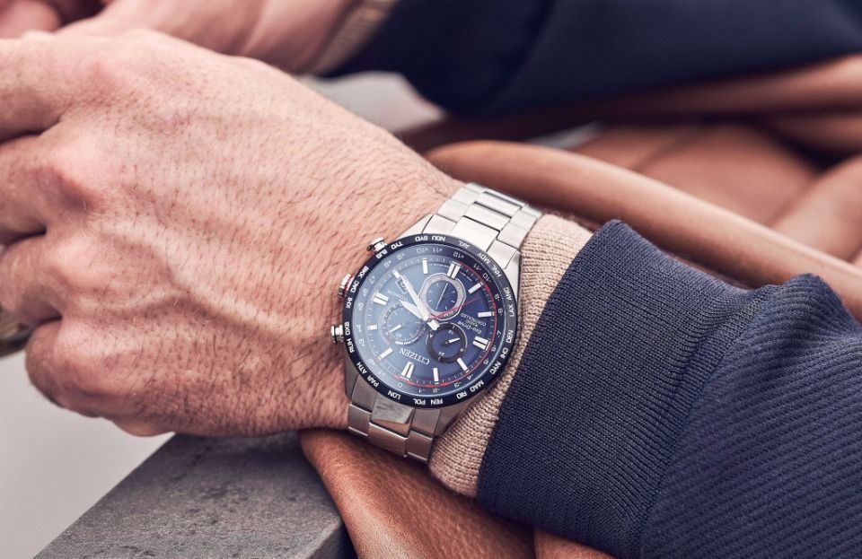 Mann trägt Armbanduhr von Citizen