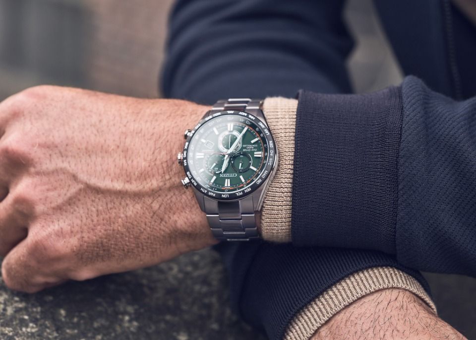 Mann trägt Armbanduhr von Citizen