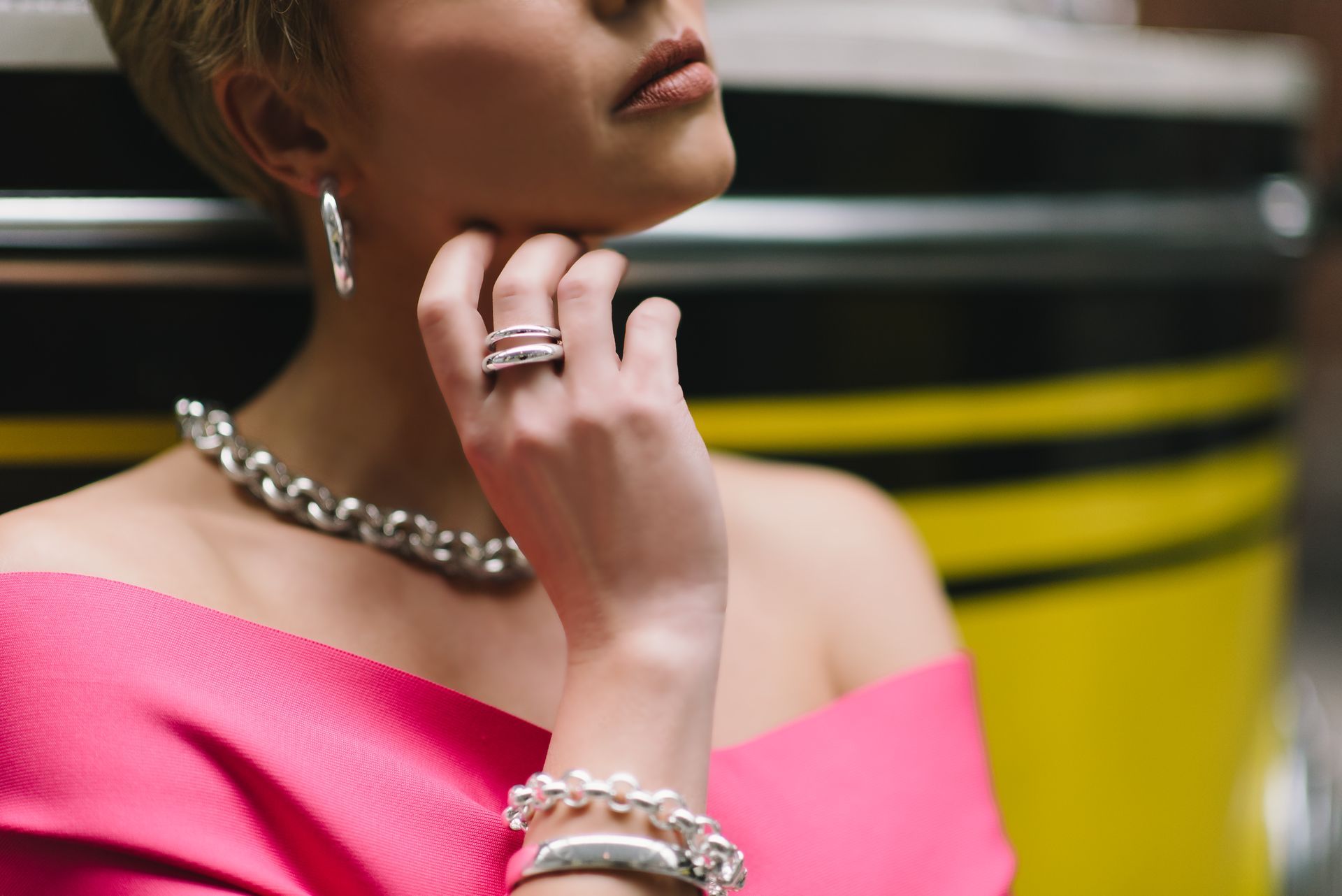 Frau trägt Schmuck von Quinn