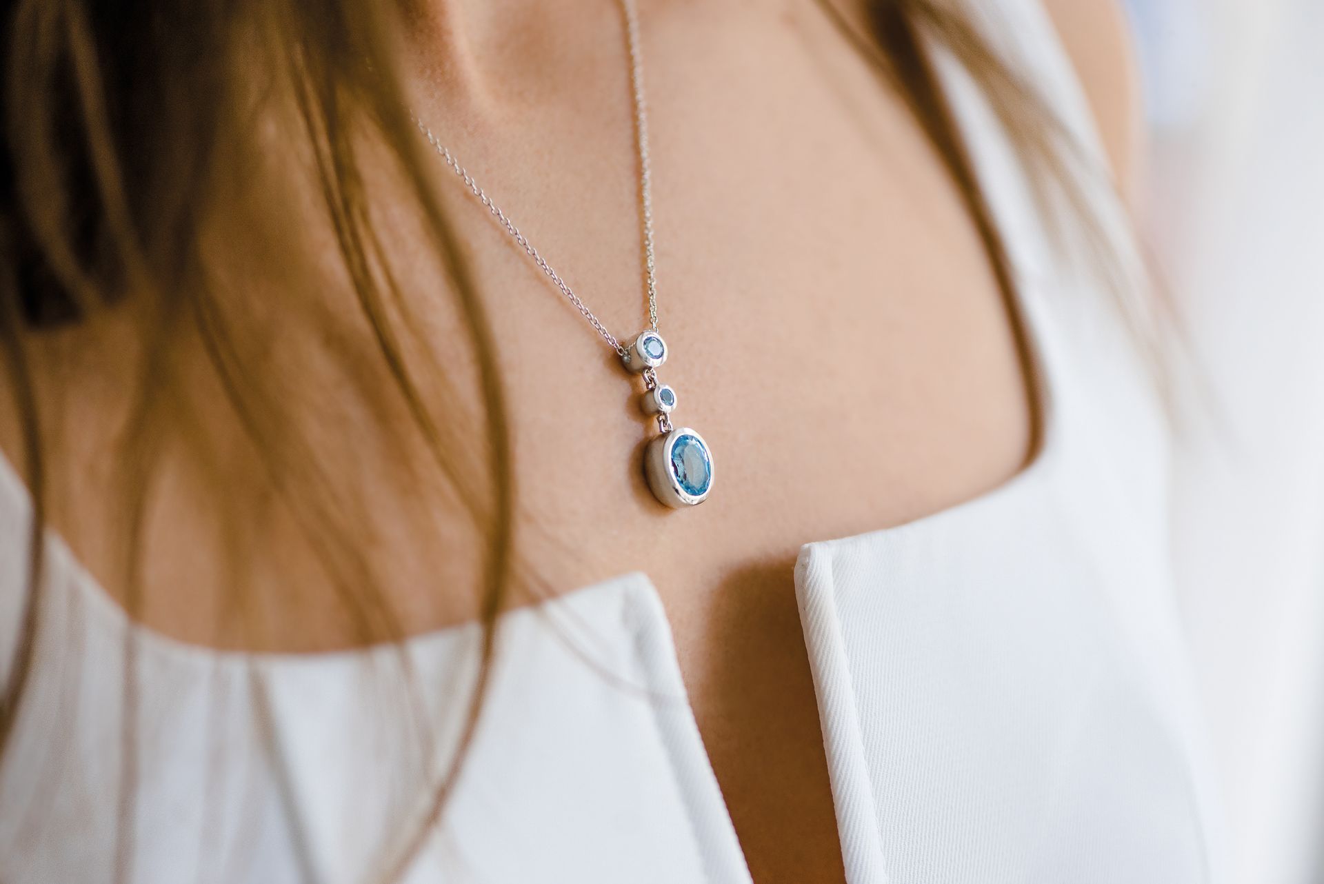 Frau trägt Halskette von Quinn