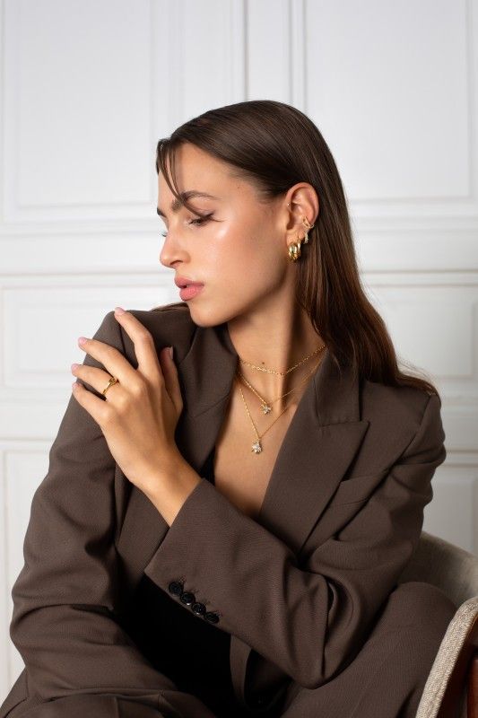 Frau trägt Schmuck von Xenox