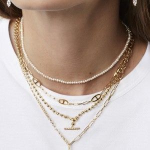 Frau trägt Halsketten von Xenox