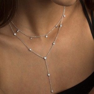 Frau trägt Halskette von Xenox