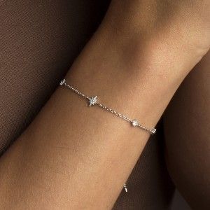 Frau trägt Armband von Xenox