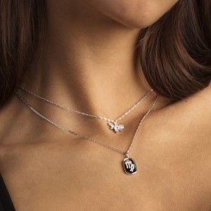 Frau trägt Halsketten von Xenox