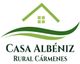 Logotipo , que presenta un icono de una casa verde sobre dos líneas curvas verdes y texto.