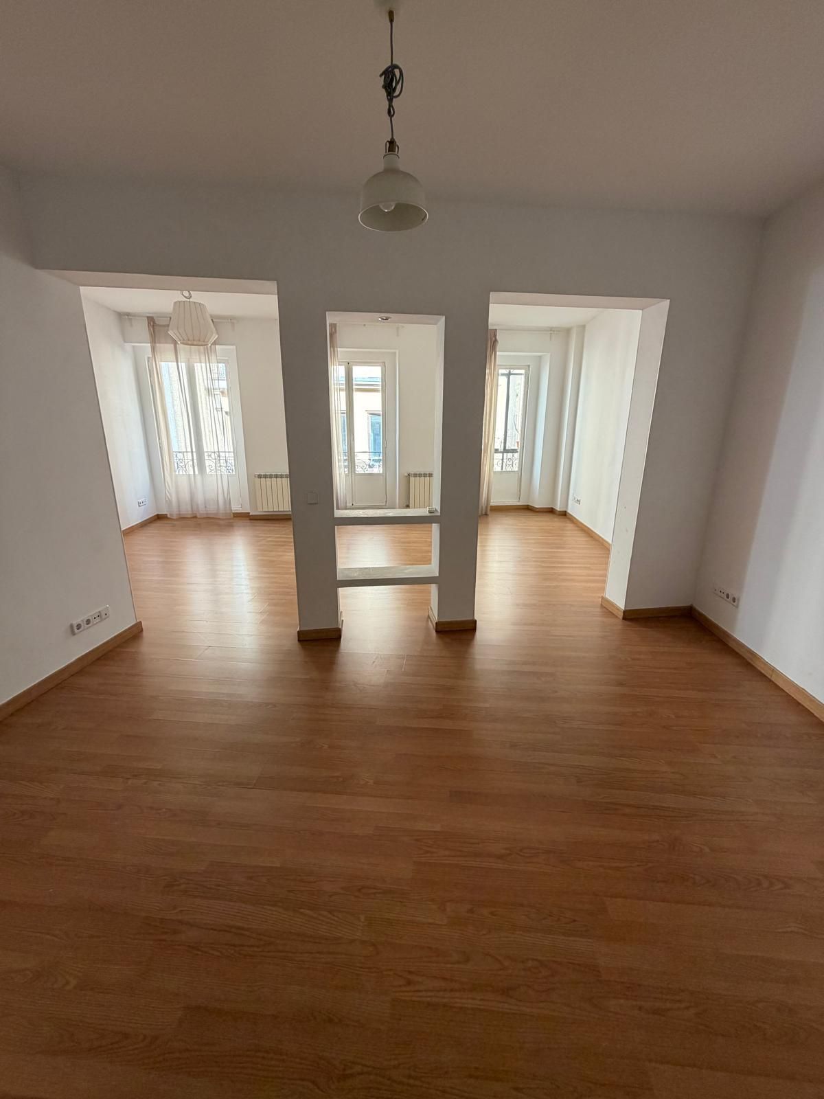 Habitación en remodelación con andamios, escalera y paneles de yeso cerca de las ventanas.