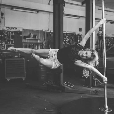 Frau an Pole-Dance-Stange