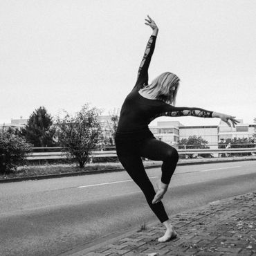 Frau tanzt Ballett auf Straße