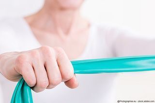 Frau macht Übung mit Elastikband