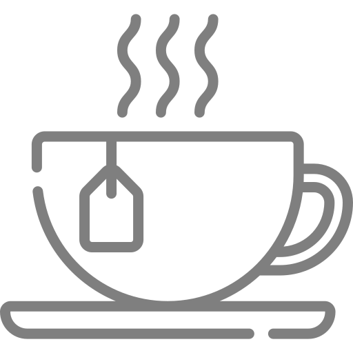 Una taza de té gris con una bolsita de té que emite vapor reposa sobre un platillo.