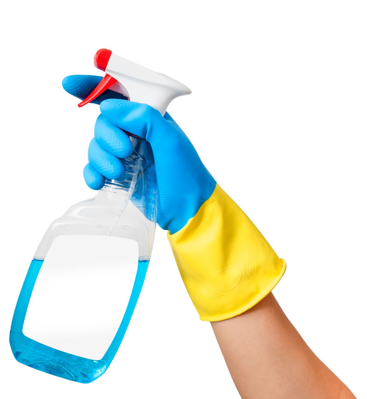 Main portant des gants de nettoyage bleus et jaunes, tenant un flacon pulvérisateur contenant un liquide bleu.