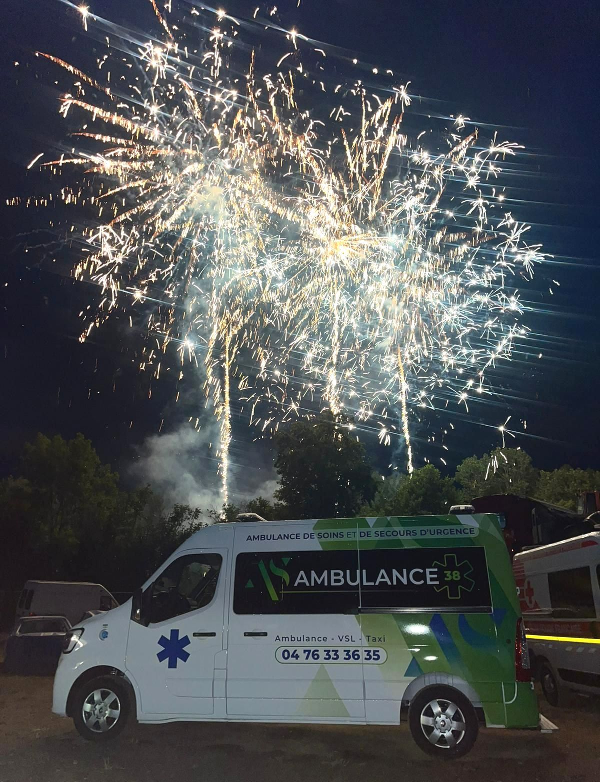 Une ambulance devant des feux d'artifices