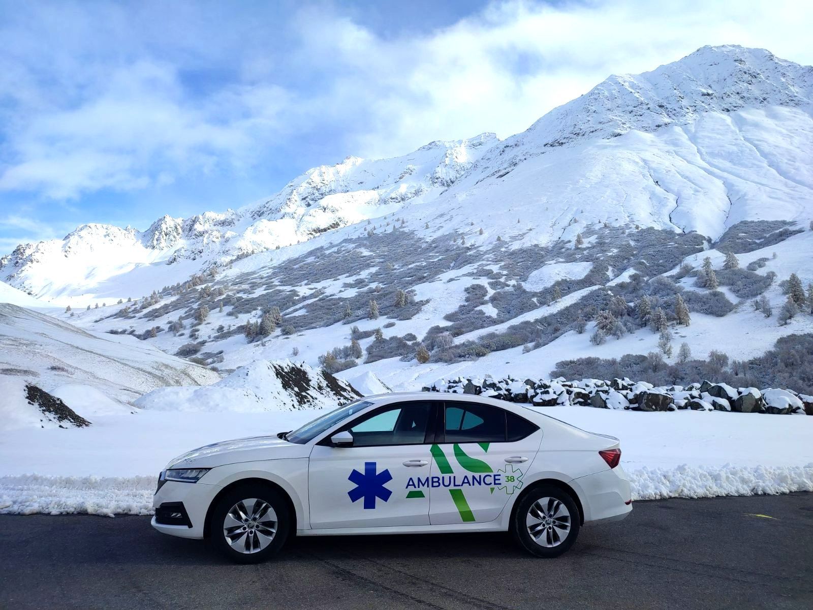 Une ambulance devant des montagnes