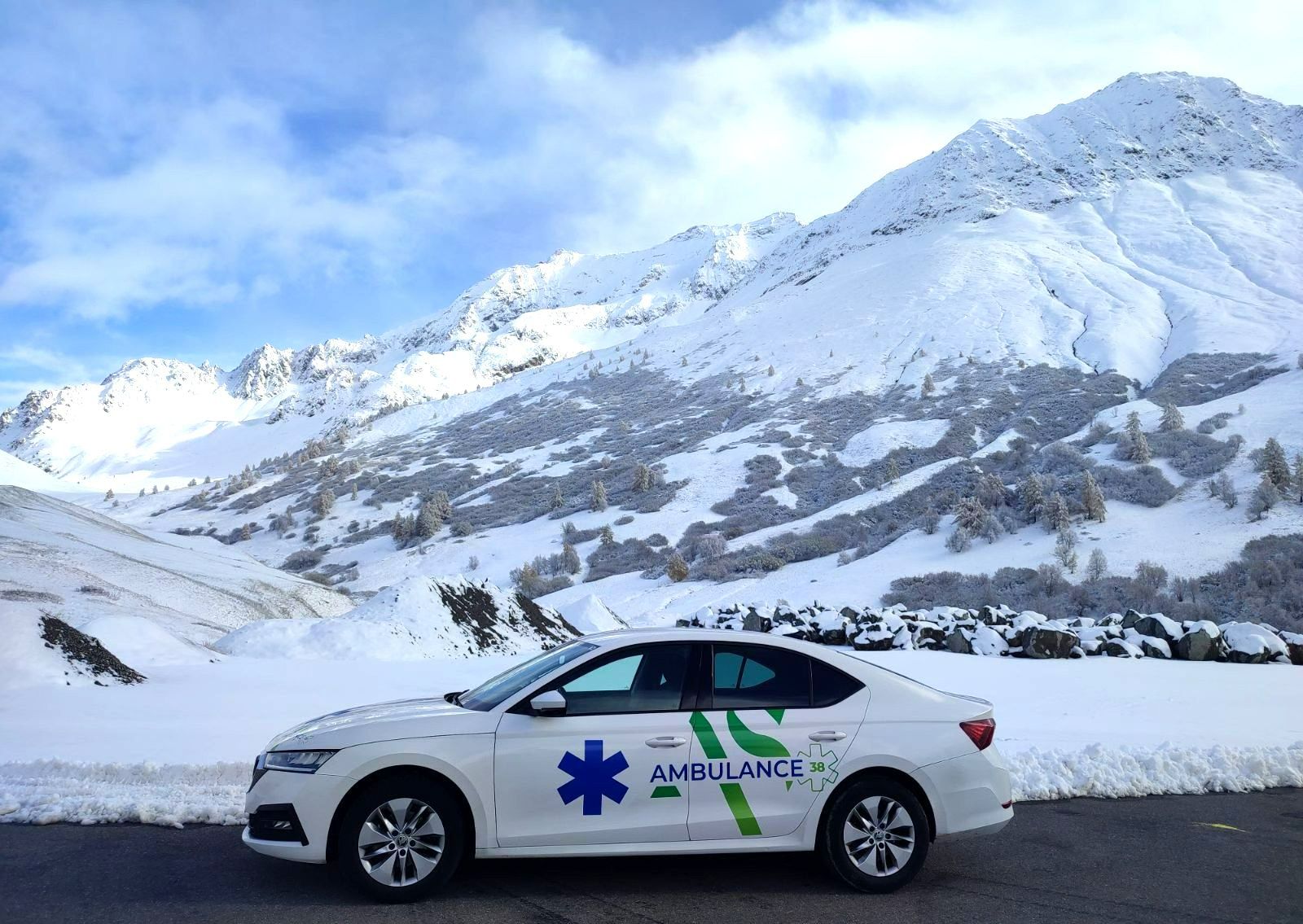 Un taxi conventionné devant une montagne