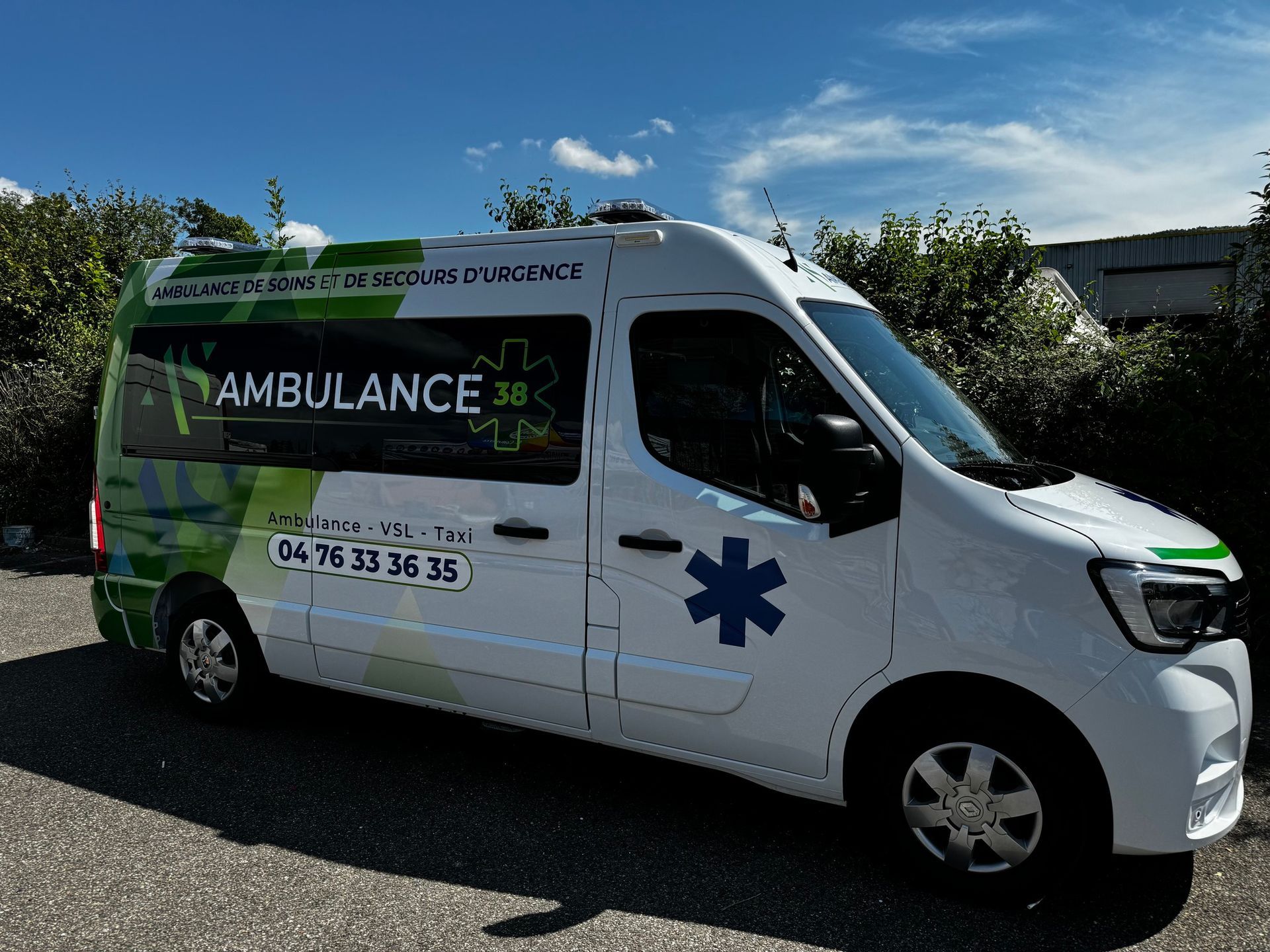 Une ambulance blanche