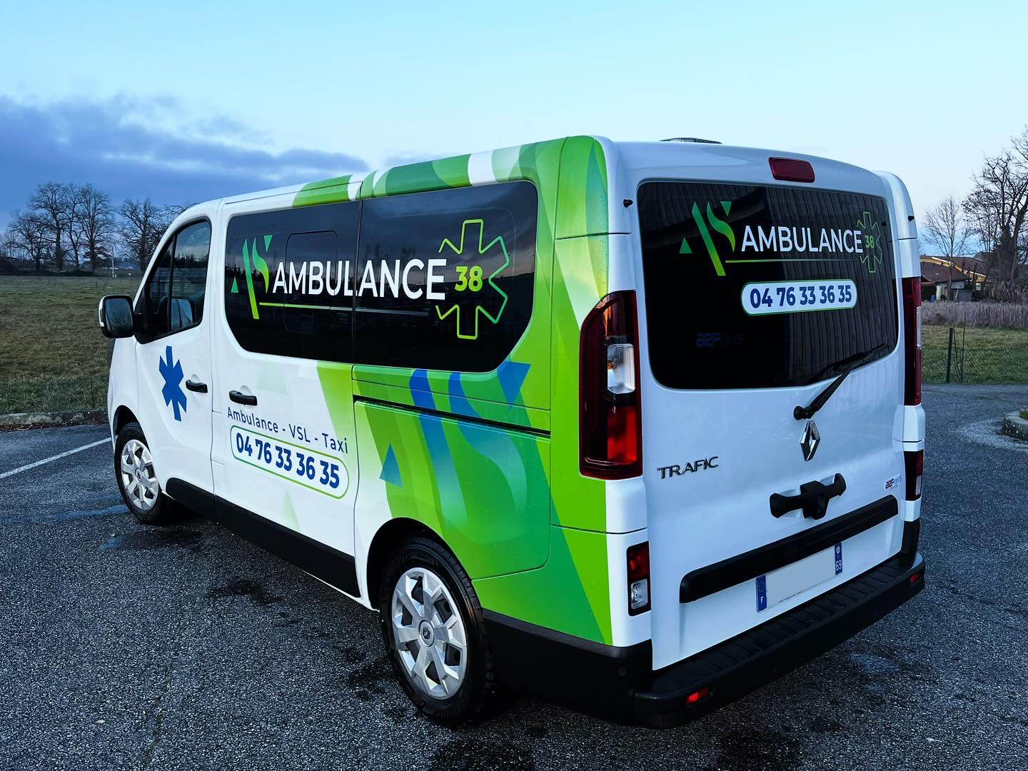 Une ambulance avec le logo de l'entreprise AS Ambulance 38