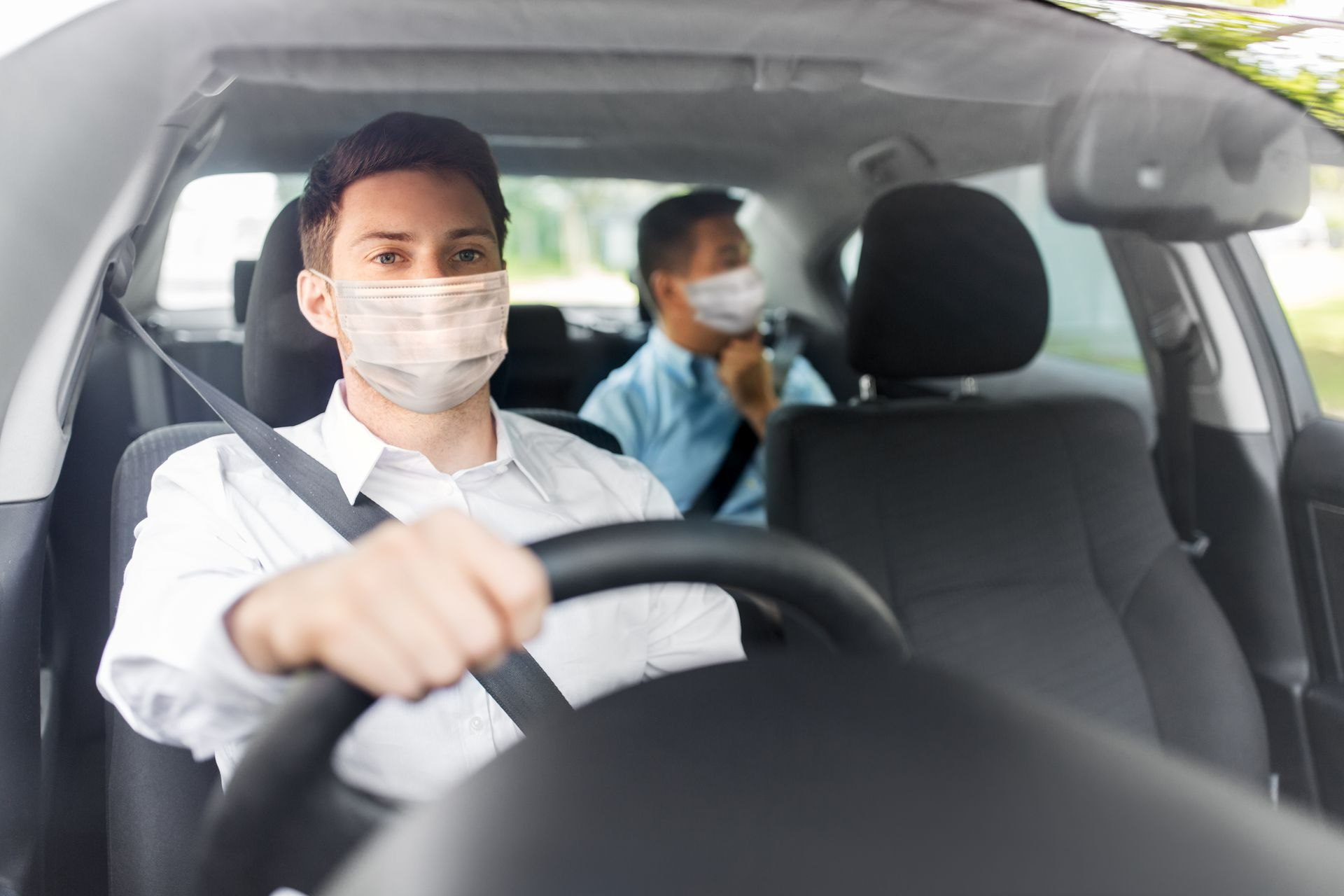 Un homme portant un masque qui conduit