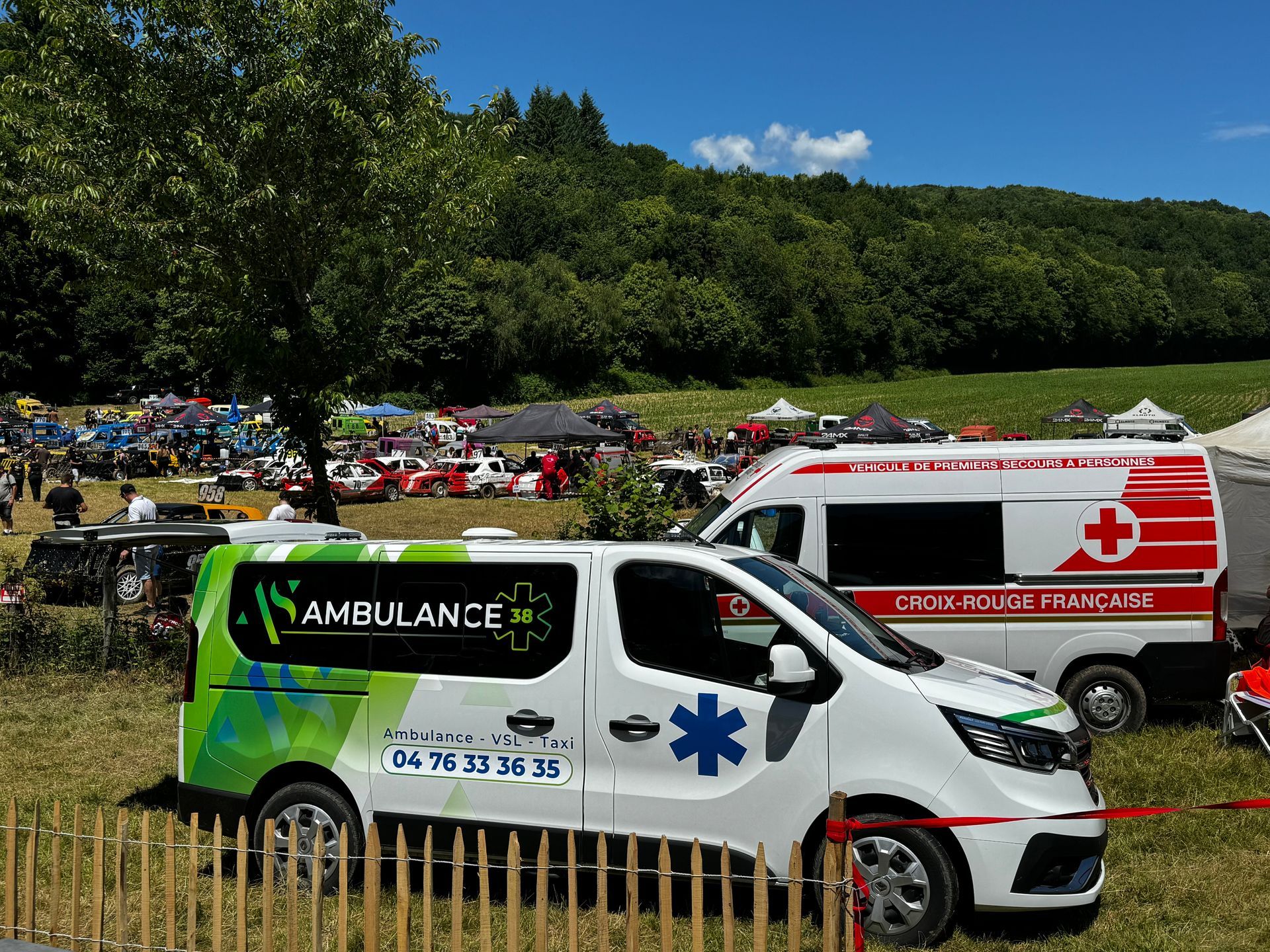 Deux ambulances garées