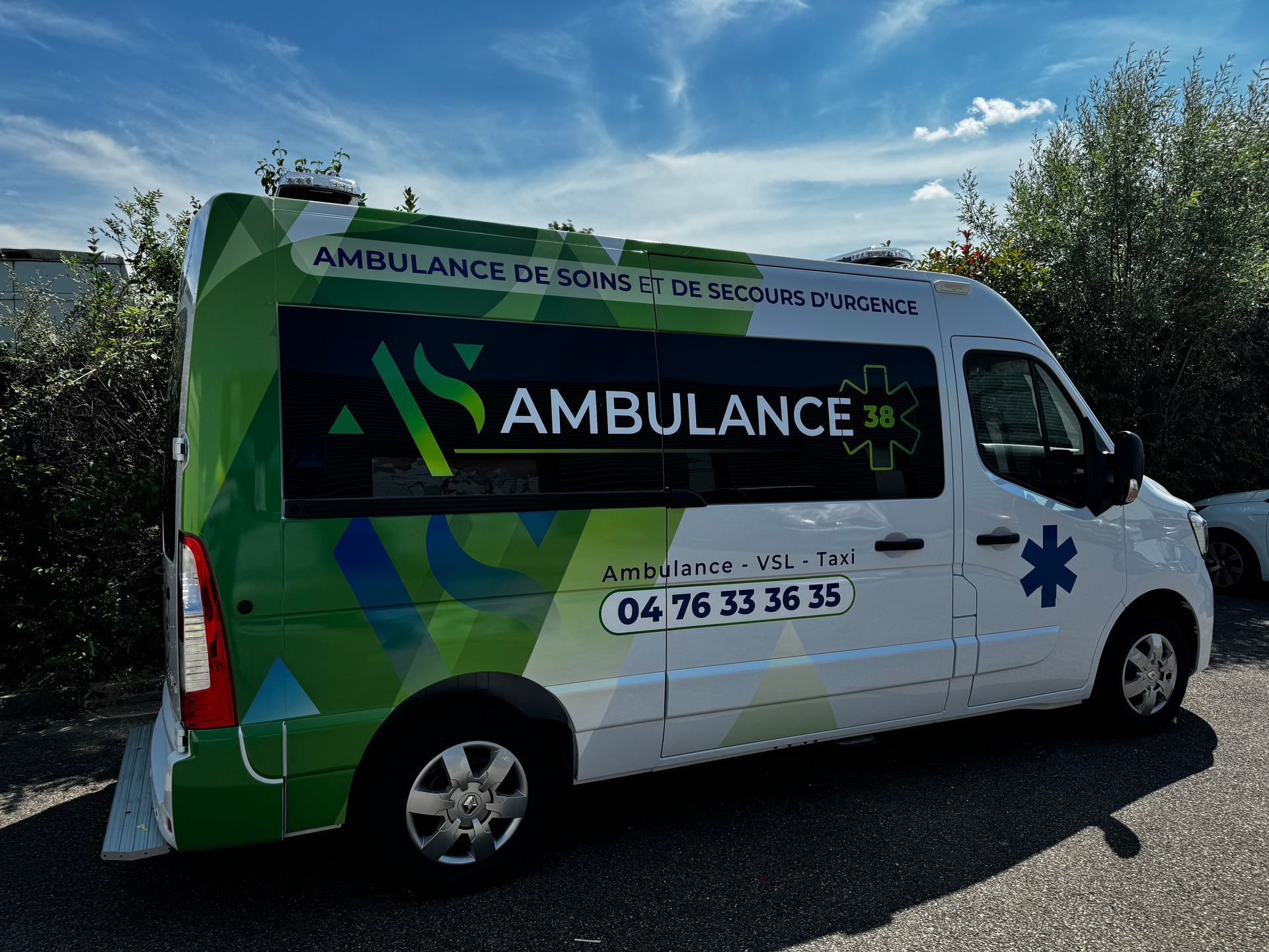 Une ambulance portant le logo AS Ambulance 38