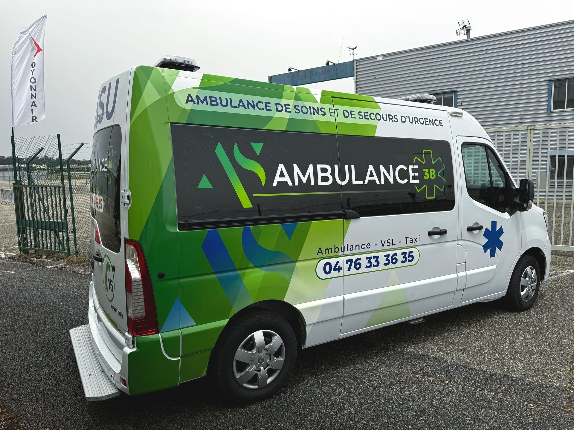 Une ambulance portant le logo de AS Ambulance 38