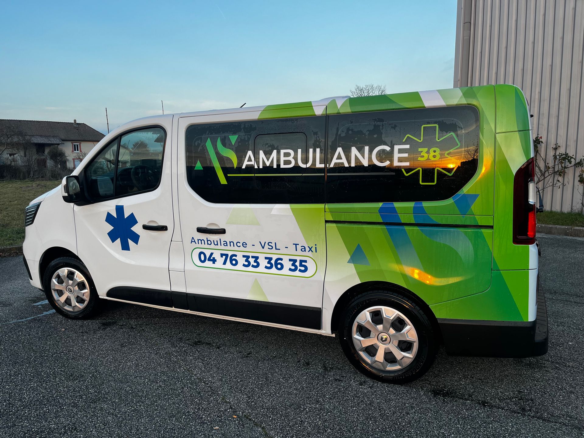 Une ambulance avec des marquages verts
