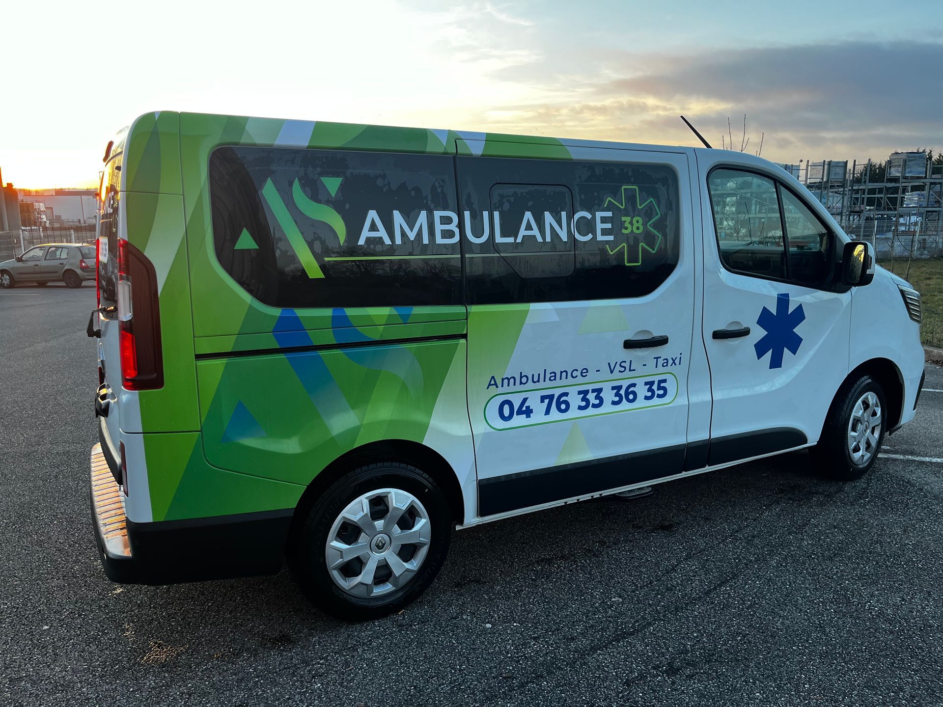 Une ambulance avec des marquages verts