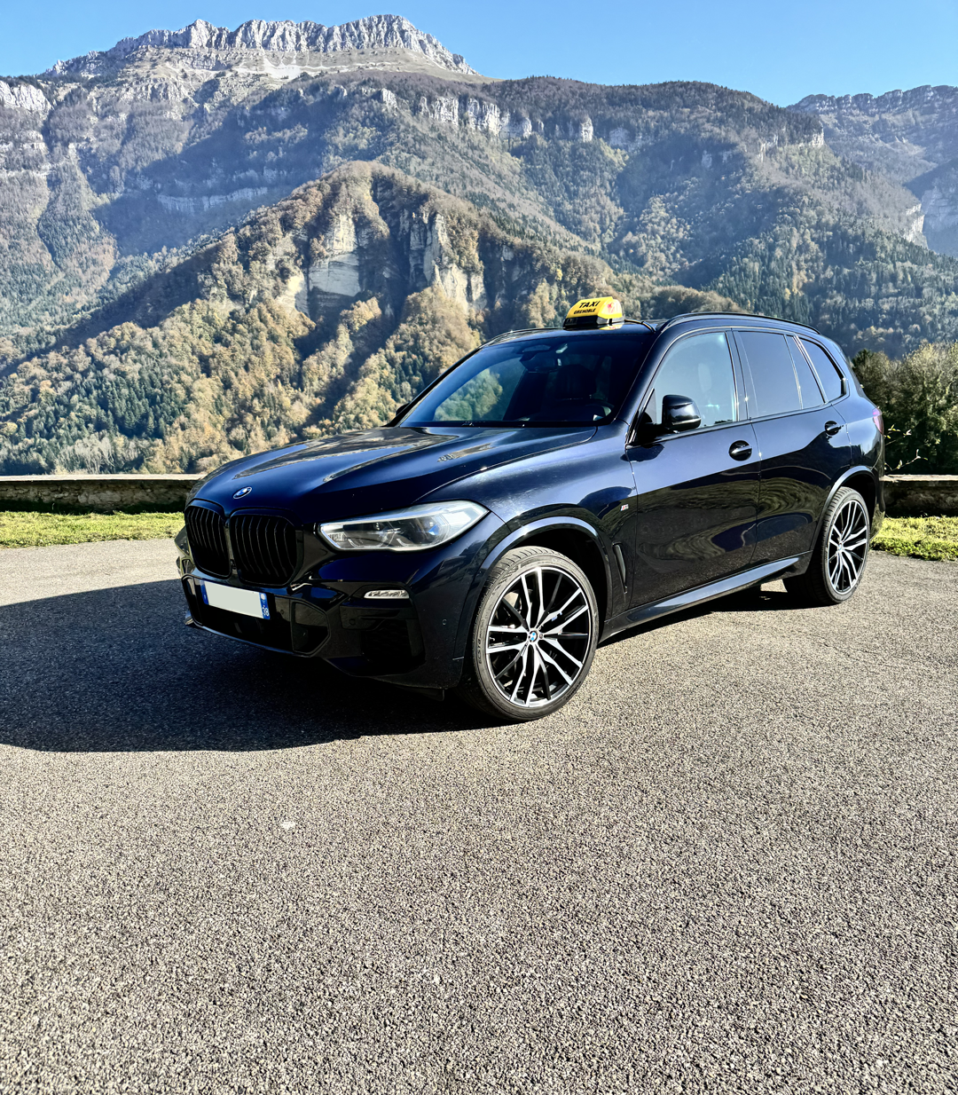 Un taxi conventionné devant des collines