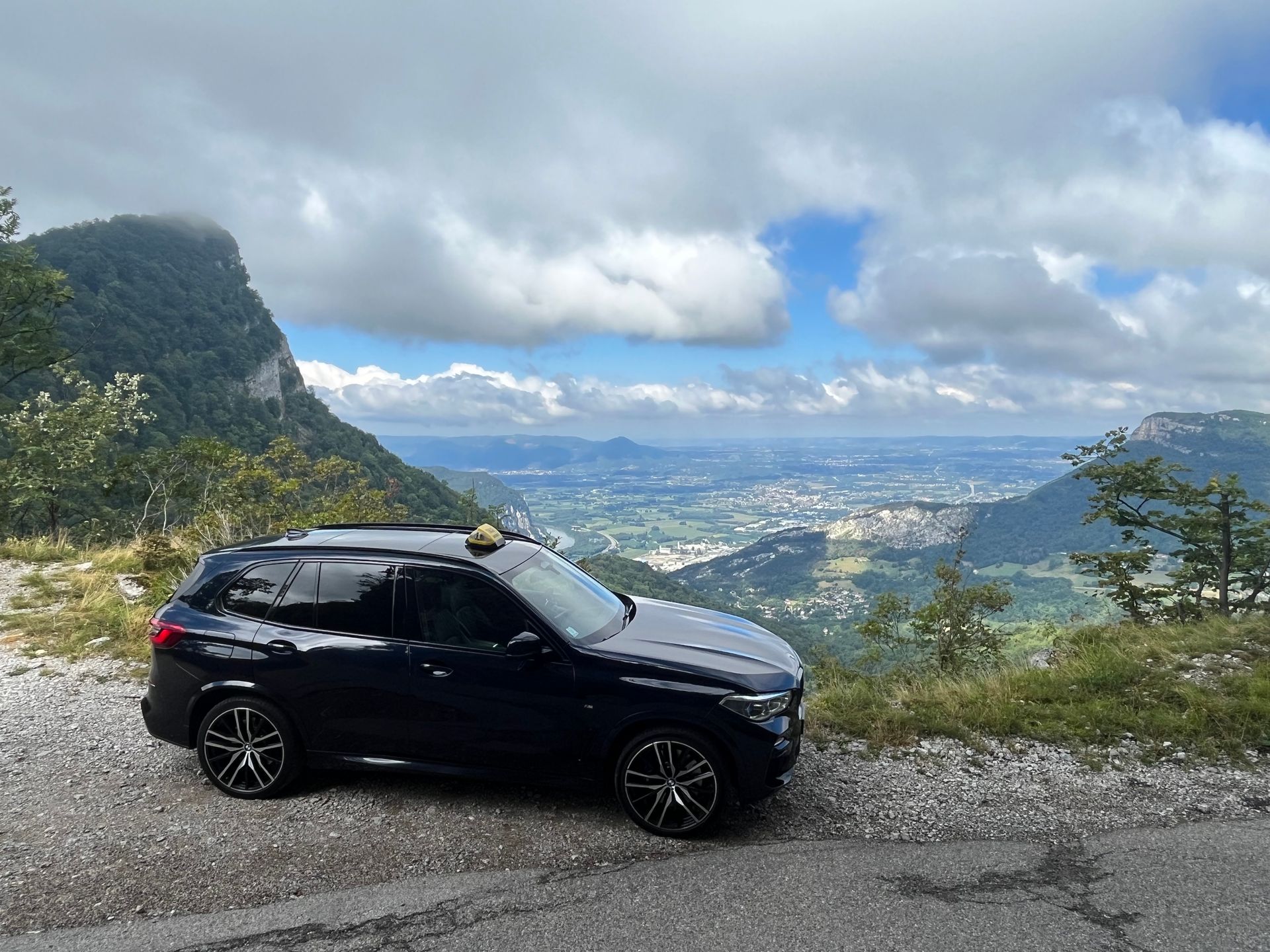 Un taxi conventionné au bord d'une falaise
