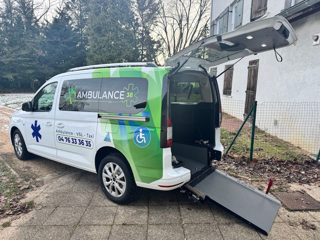 Un ambulancier souriant, vêtu d'un uniforme blanc à croix bleue.