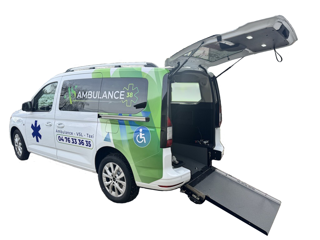 Ambulance blanche avec porte arrière ouverte et rampe déployée, arborant des graphismes verts et un symbole d'accès pour fauteuil roulant.