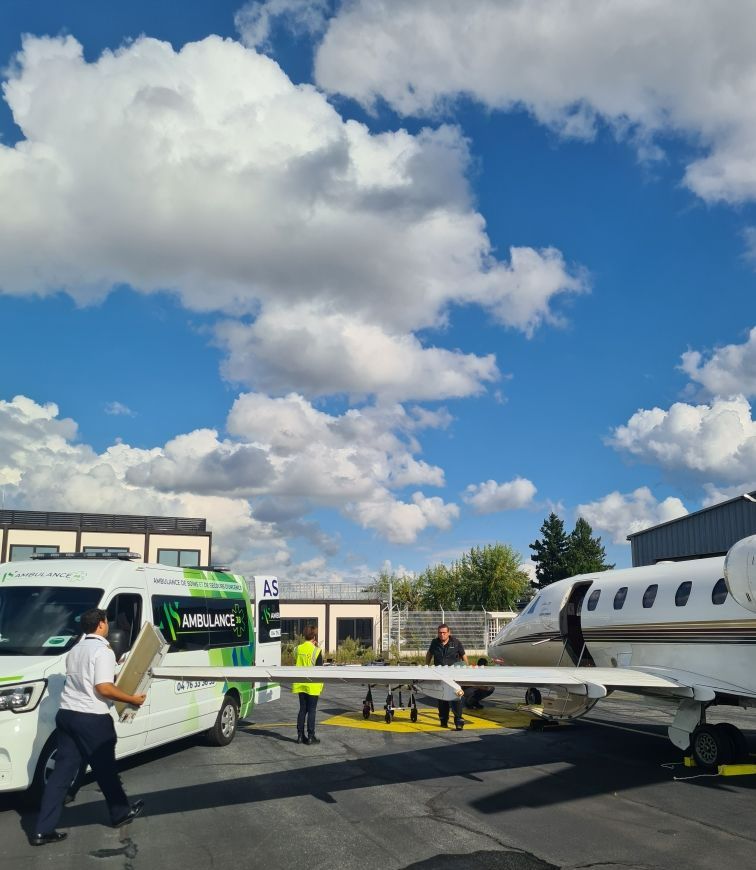 Une ambulance et un avion