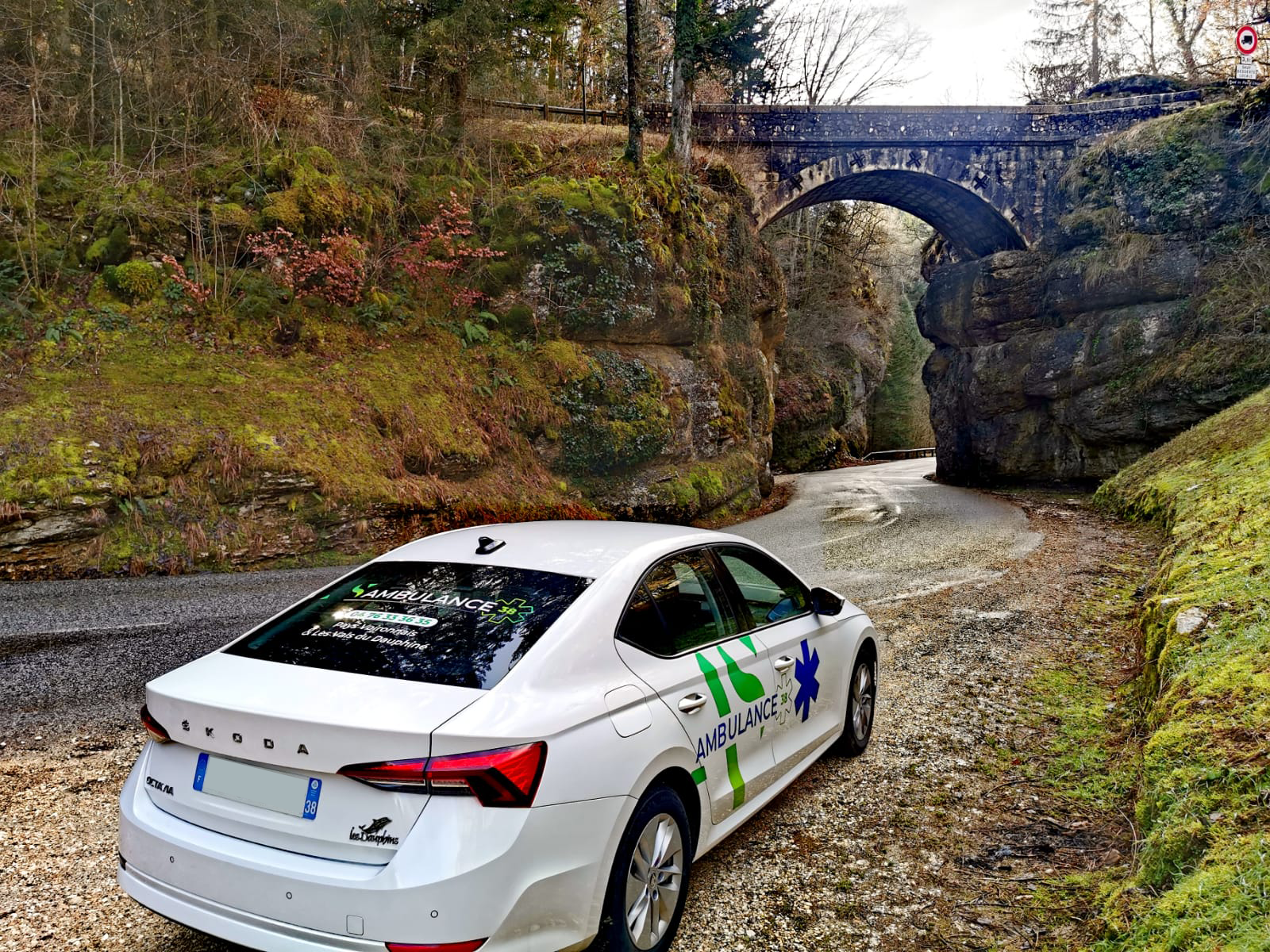 Un VSL sous un pont en pierre
