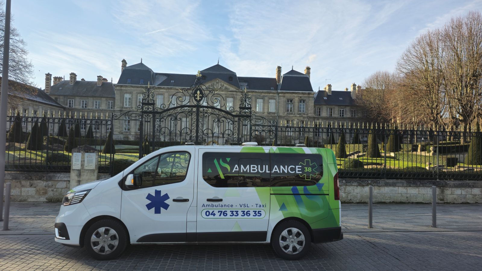 Une ambulance devant un bâtiment publique